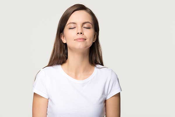 Mujer oliendo fragancias del ambiente